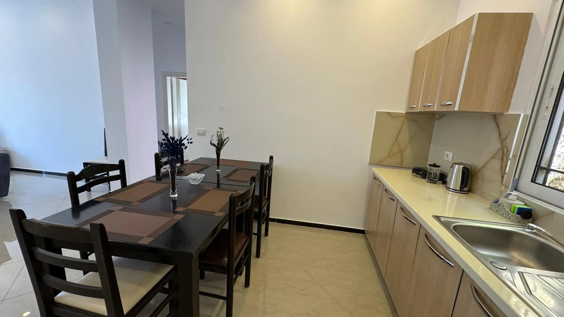 Light Apartment Sarandë 0*,